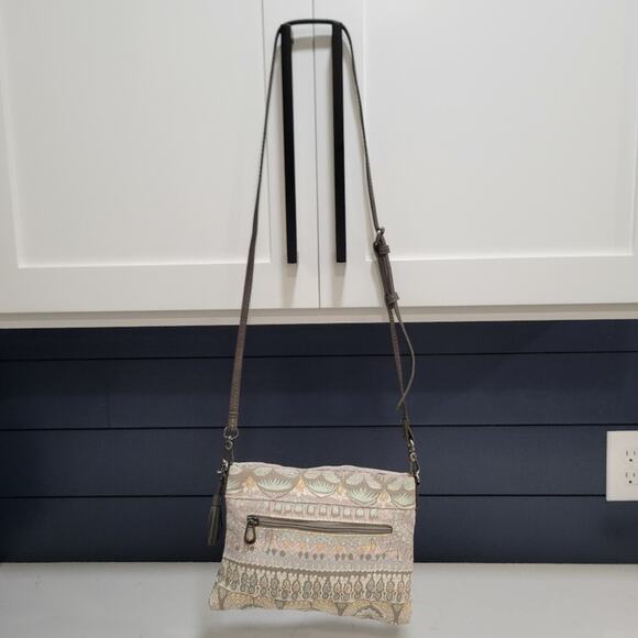 Sakroots Crossbody Adjustable Strap Pockets inside. - Picture 2 of 14